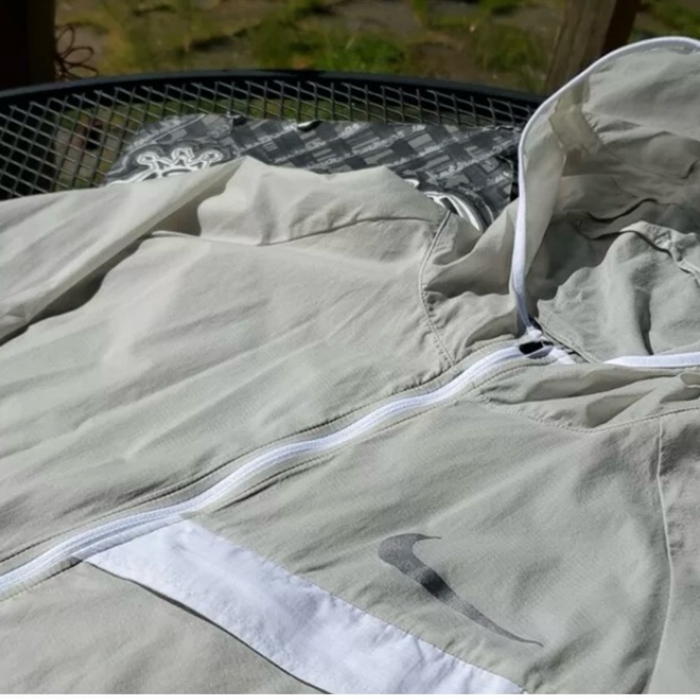 Nike Impossibly Light Windrunner - light gray and White